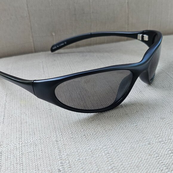 Nine West Women Sunglasses Black Wrap Sports Frame/Shades - Picture 3 of 14